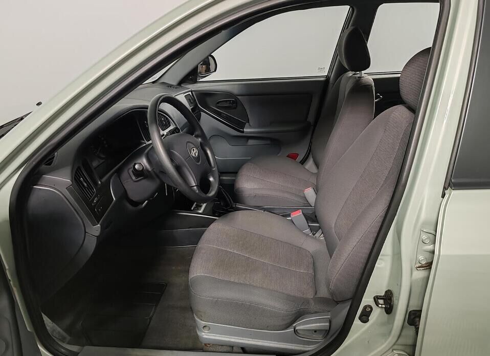 Hyundai Elantra, III (XD2) Рестайлинг 1.6 MT (105 л.с.)