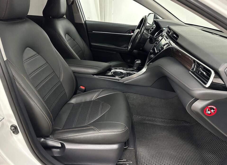 Toyota Camry 2.5 AT (181 л.с.)