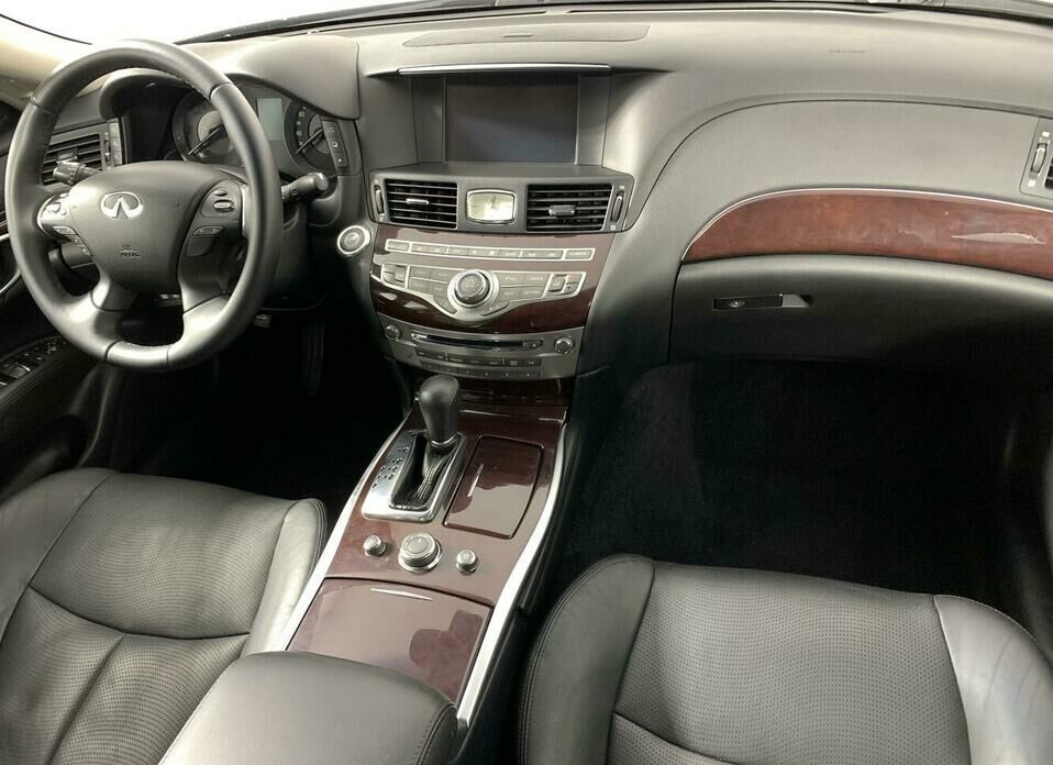 Infiniti Q70 3.7 AT (333 л.с.) 4WD