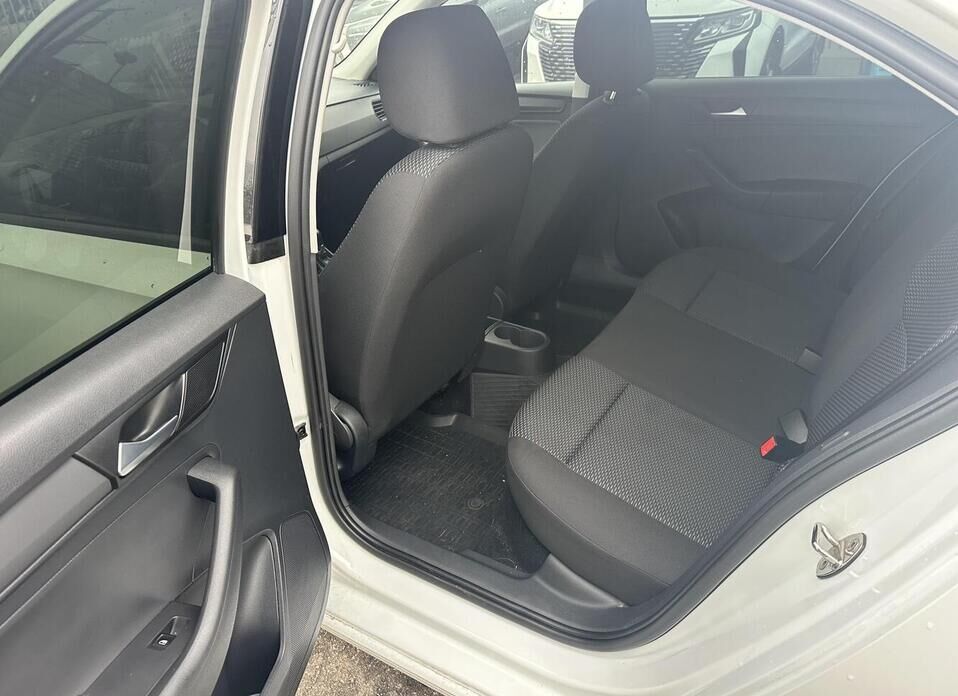 Volkswagen Polo, VI 1.6 AT (110 л.с.)