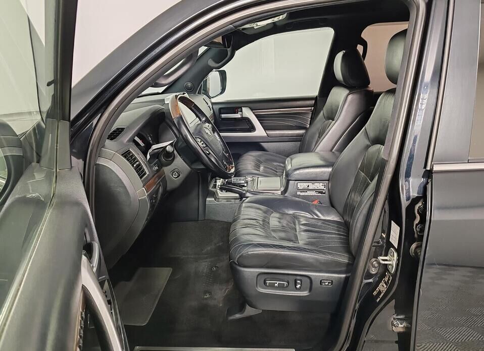 Toyota Land Cruiser, 200 Series Рестайлинг 2 4.5d AT (249 л.с.) 4WD