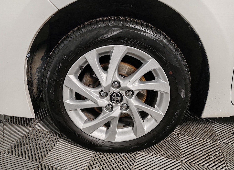 Toyota Corolla, XI (E160, E170) Рестайлинг 1.6 CVT (122 л.с.)