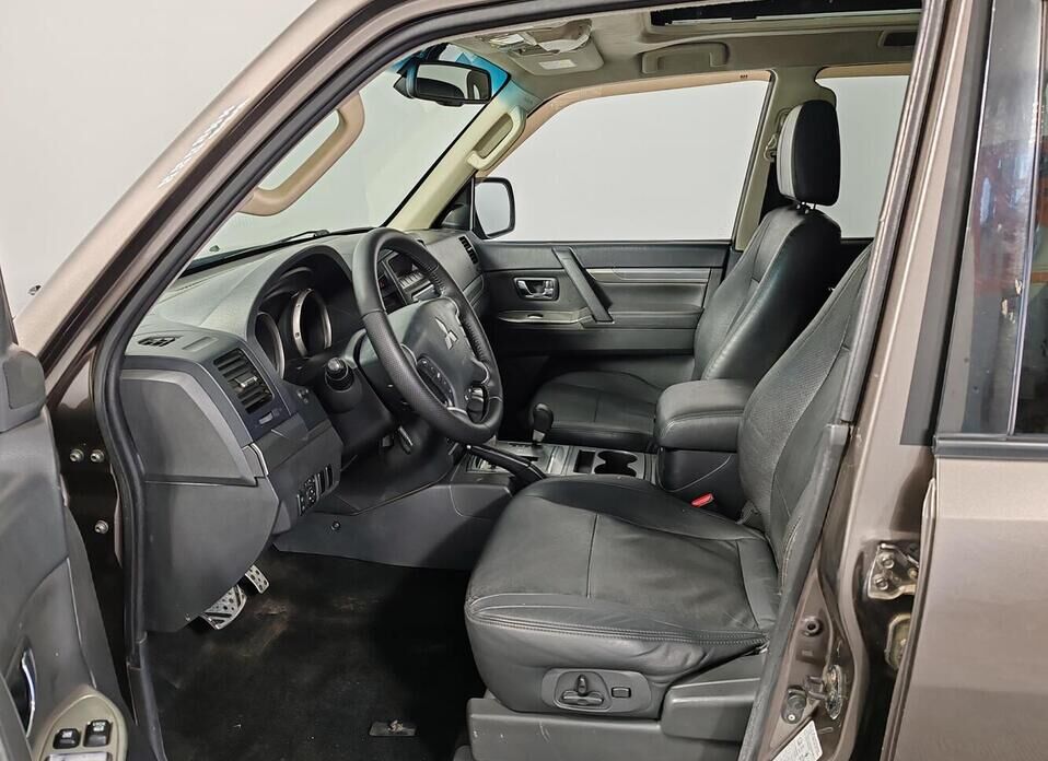 Mitsubishi Pajero, IV Рестайлинг 1 3.2d AT (200 л.с.) 4WD