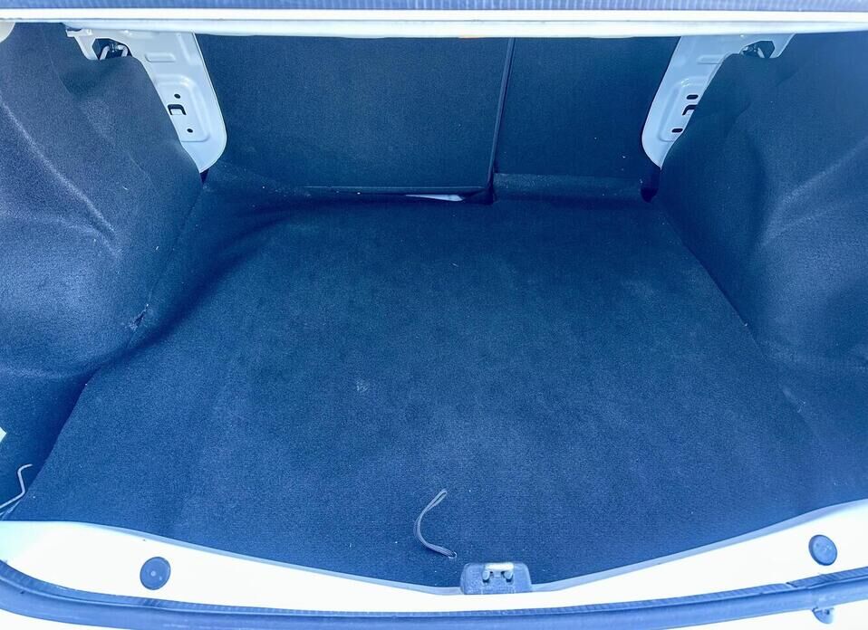 Renault Logan, II Рестайлинг 1.6 MT (82 л.с.)