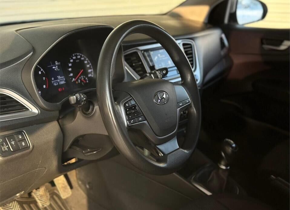 Hyundai Solaris, II Рестайлинг 1.6 MT (123 л.с.)