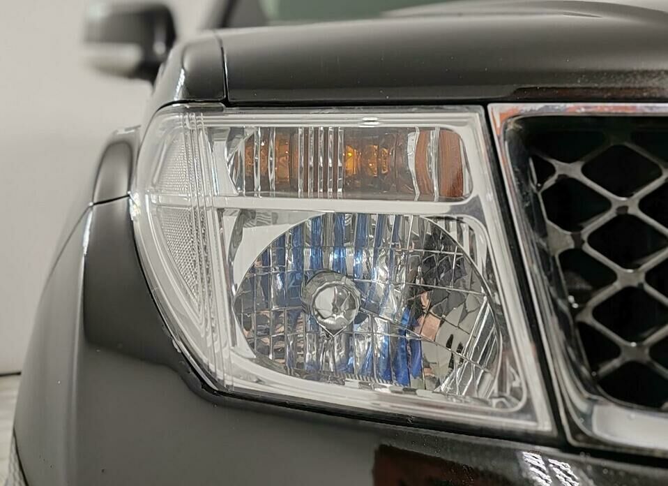 Nissan Navara (Frontier) 2.5d MT (174 л.с.) 4WD
