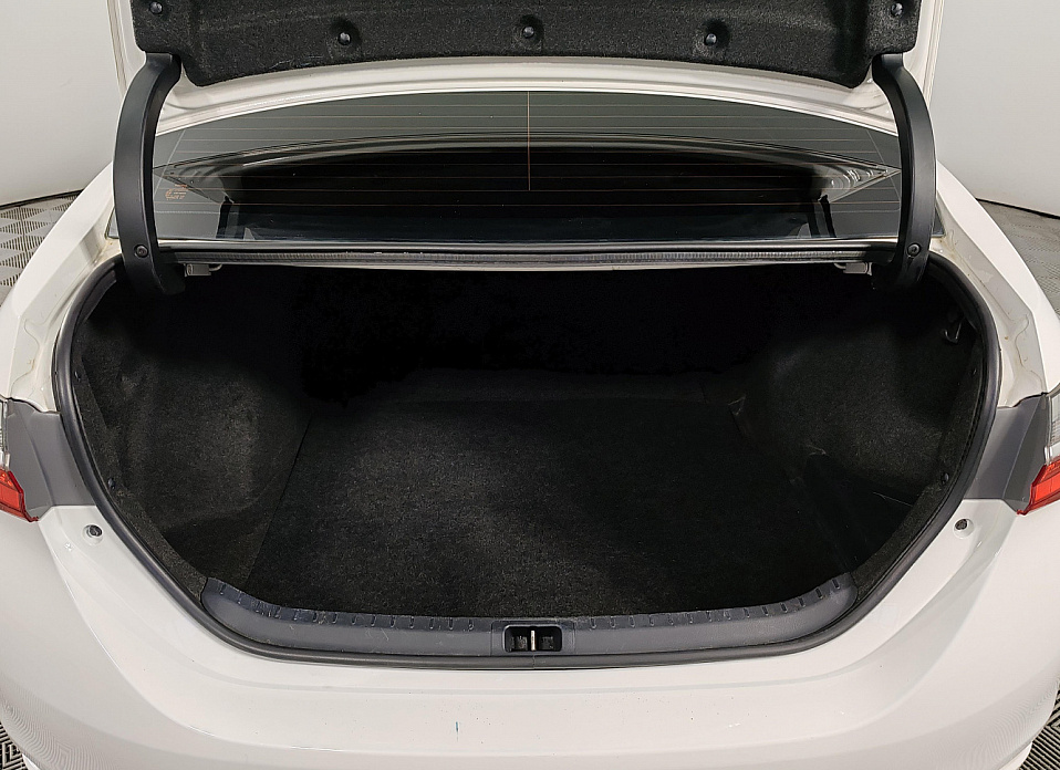 Toyota Corolla, XI (E160, E170) Рестайлинг 1.6 CVT (122 л.с.)