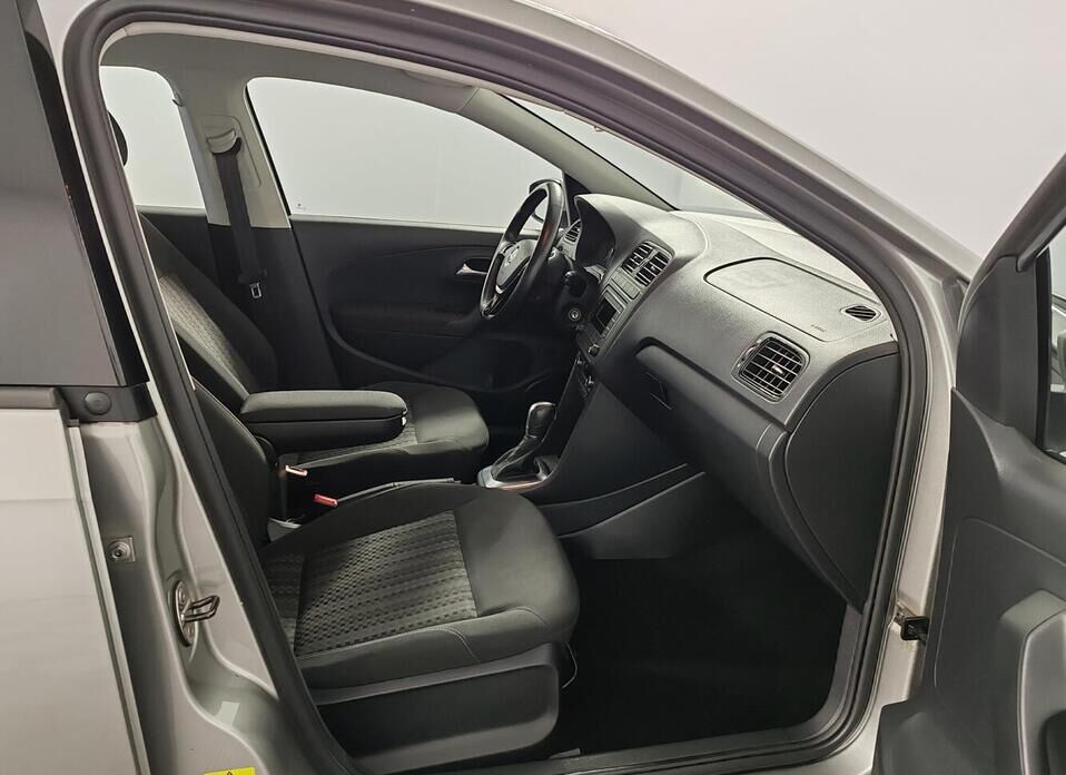 Volkswagen Polo, V Рестайлинг 1.6 AT (110 л.с.)