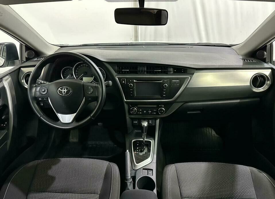 Toyota Auris 1.6 CVT (132 л.с.)