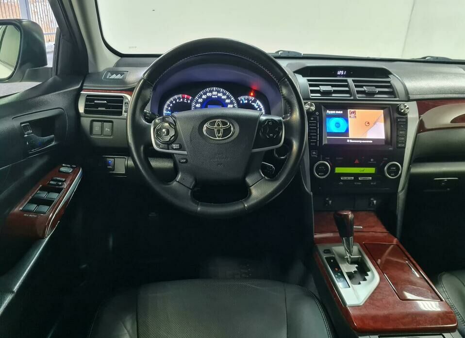 Toyota Camry 2.5 AT (181 л.с.)