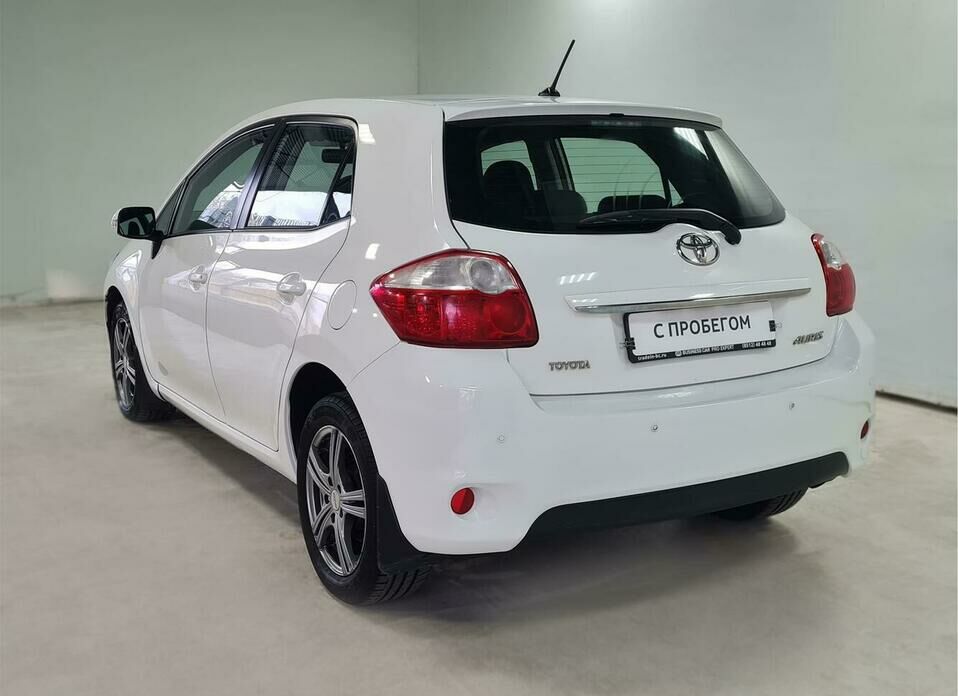 Toyota Auris 1.6 AT (124 л.с.)