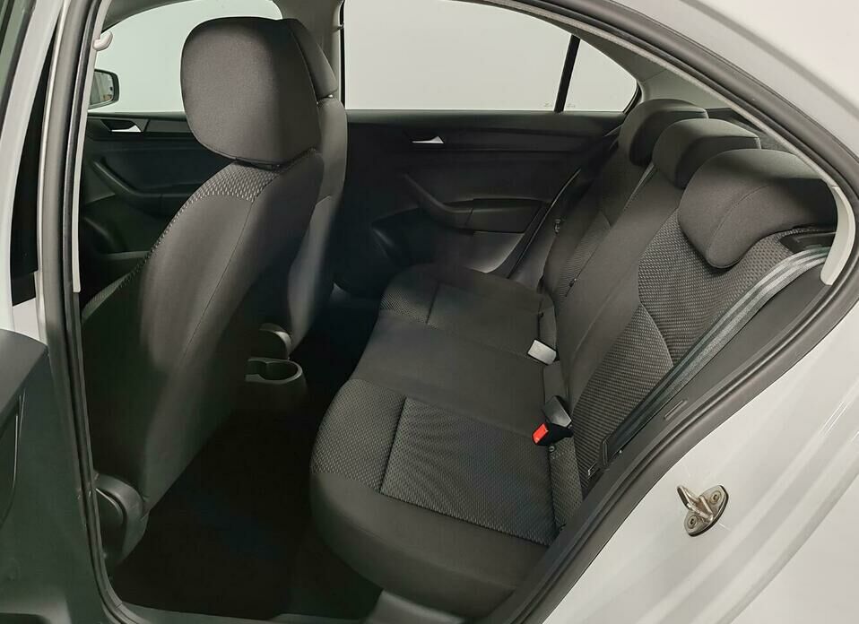 Volkswagen Polo 1.6 AT (110 л.с.)