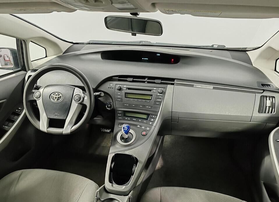 Toyota Prius, III (XW30) 1.8hyb AT (99 л.с.)