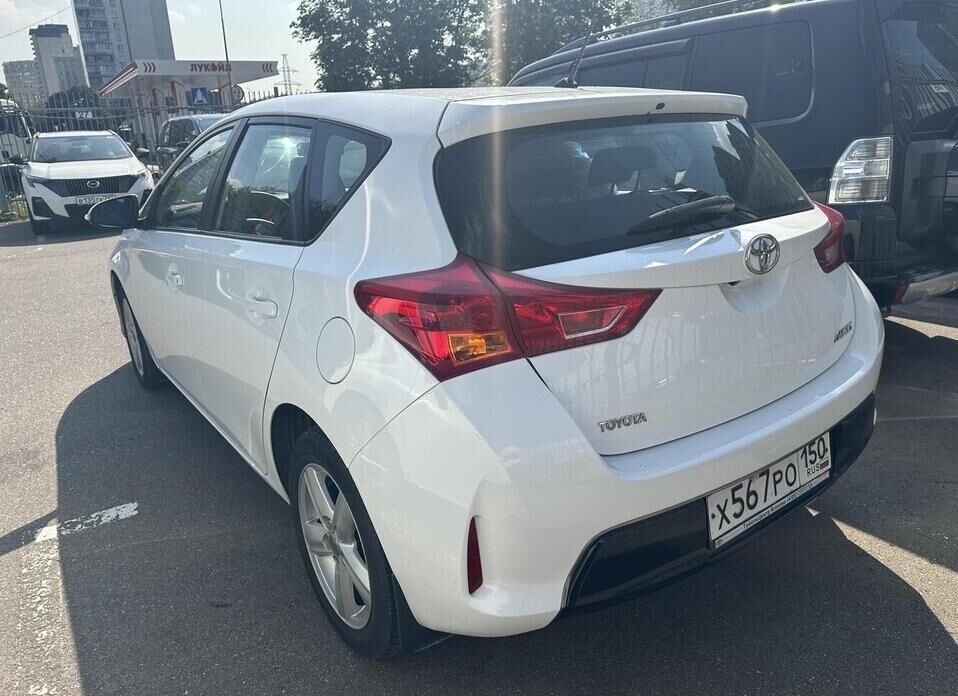 Toyota Auris 1.6 CVT (132 л.с.)