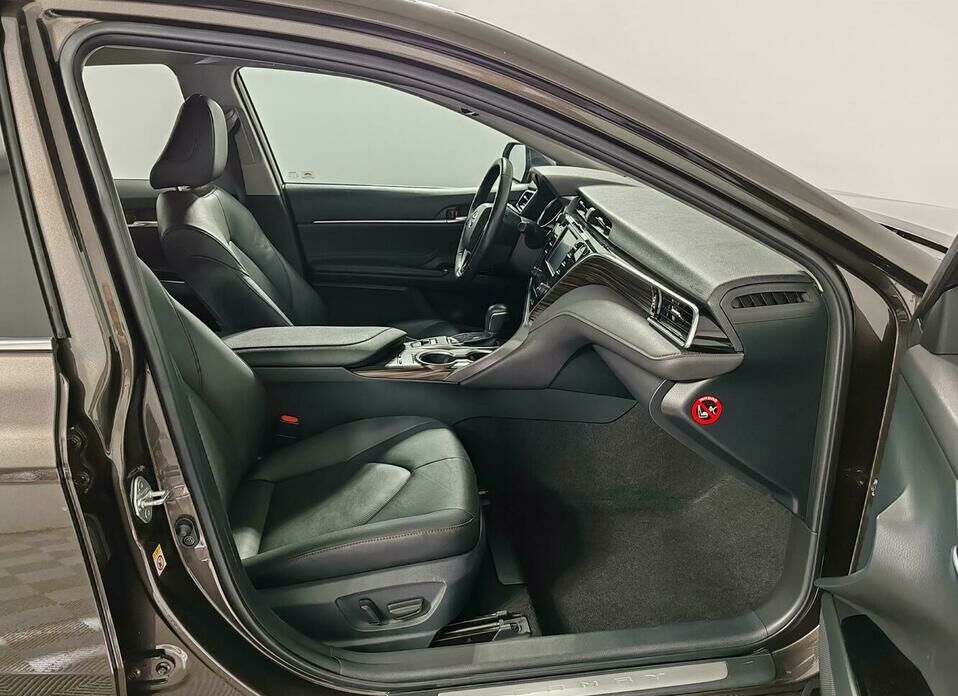 Toyota Camry 2.5 AT (181 л.с.)
