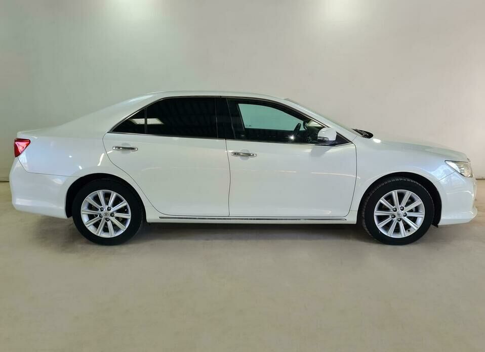 Toyota Camry 2.5 AT (181 л.с.)