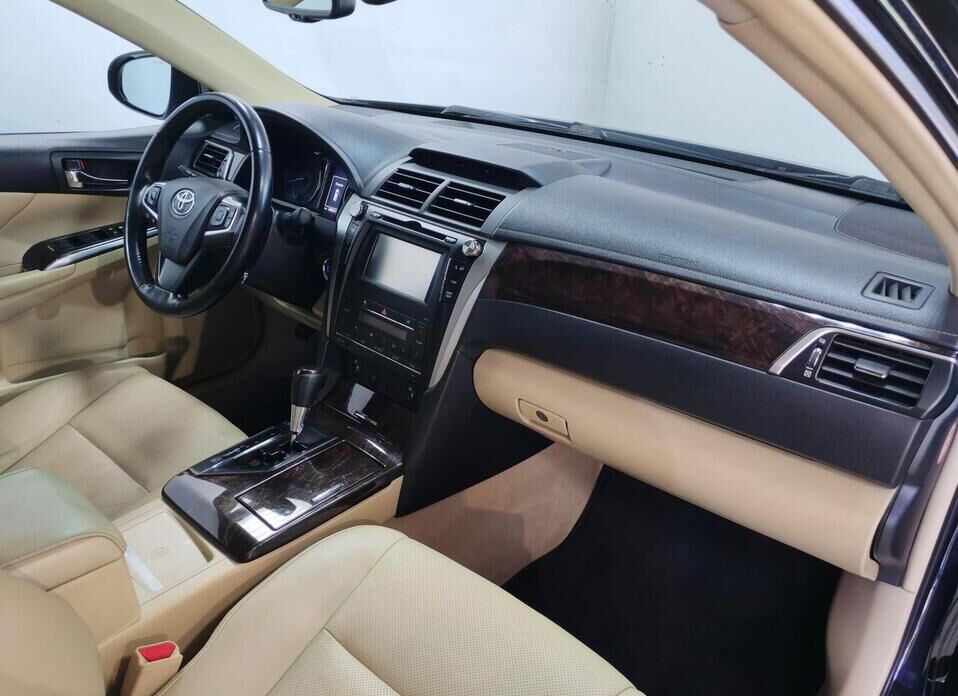 Toyota Camry 2.5 AT (181 л.с.)